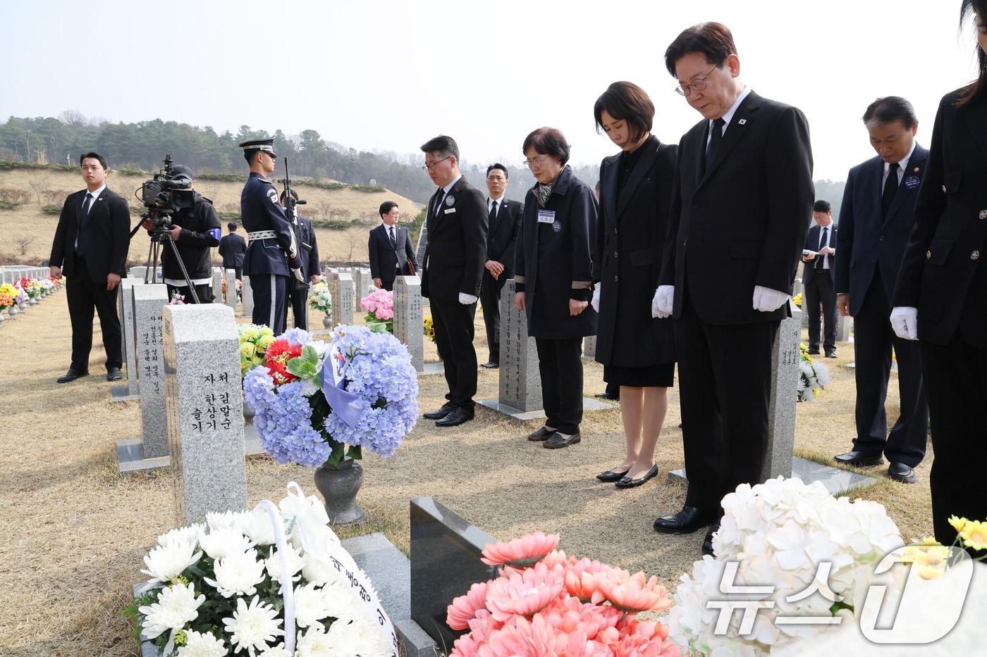 본문 이미지 - 이재명 대통령과 김혜경 여사가 27일 대전 국립대전현충원 천안함 용사 묘역에서 故 한준호 준위 묘역을 참배하고 있다. 2026.3.27 ⓒ 뉴스1 허경 기자