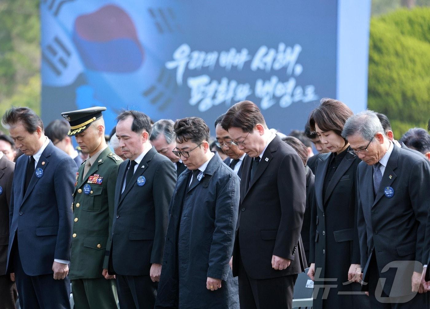 본문 이미지 - 이재명 대통령과 김혜경 여사가 27일 국립대전현충원에서 열린 제11회 서해수호의 날 기념식에서 묵념을 하고 있다. 2026.3.27 ⓒ 뉴스1 허경 기자