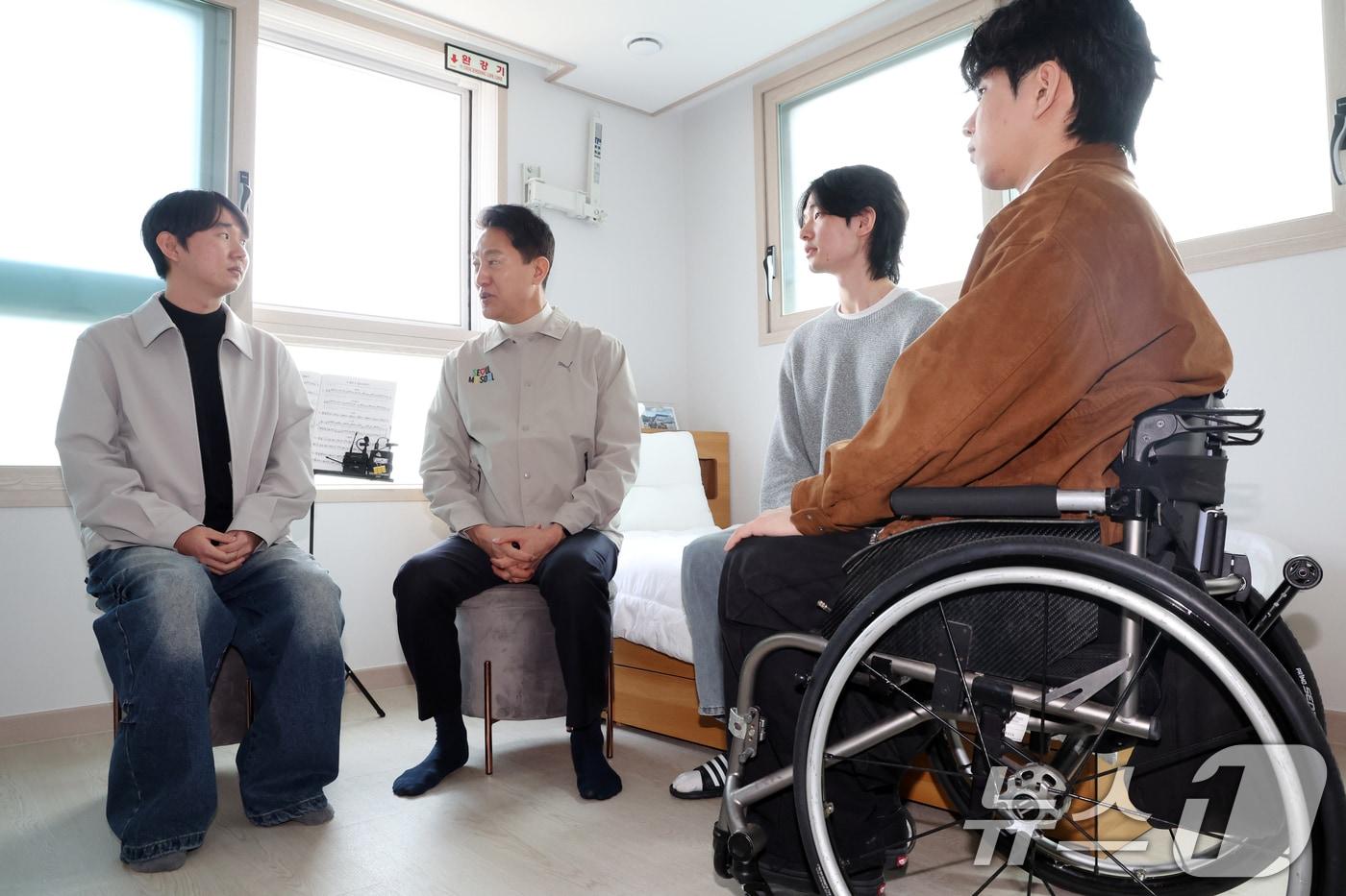 본문 이미지 - 오세훈 서울시장이 27일 서울 강동구 위국헌신청년주택에서 서해수호의 날을 맞아 '청년부상제대군인'들을 만나 위로와 감사의 마음을 전하고 있다. 2026.3.27 ⓒ 뉴스1 김명섭 기자