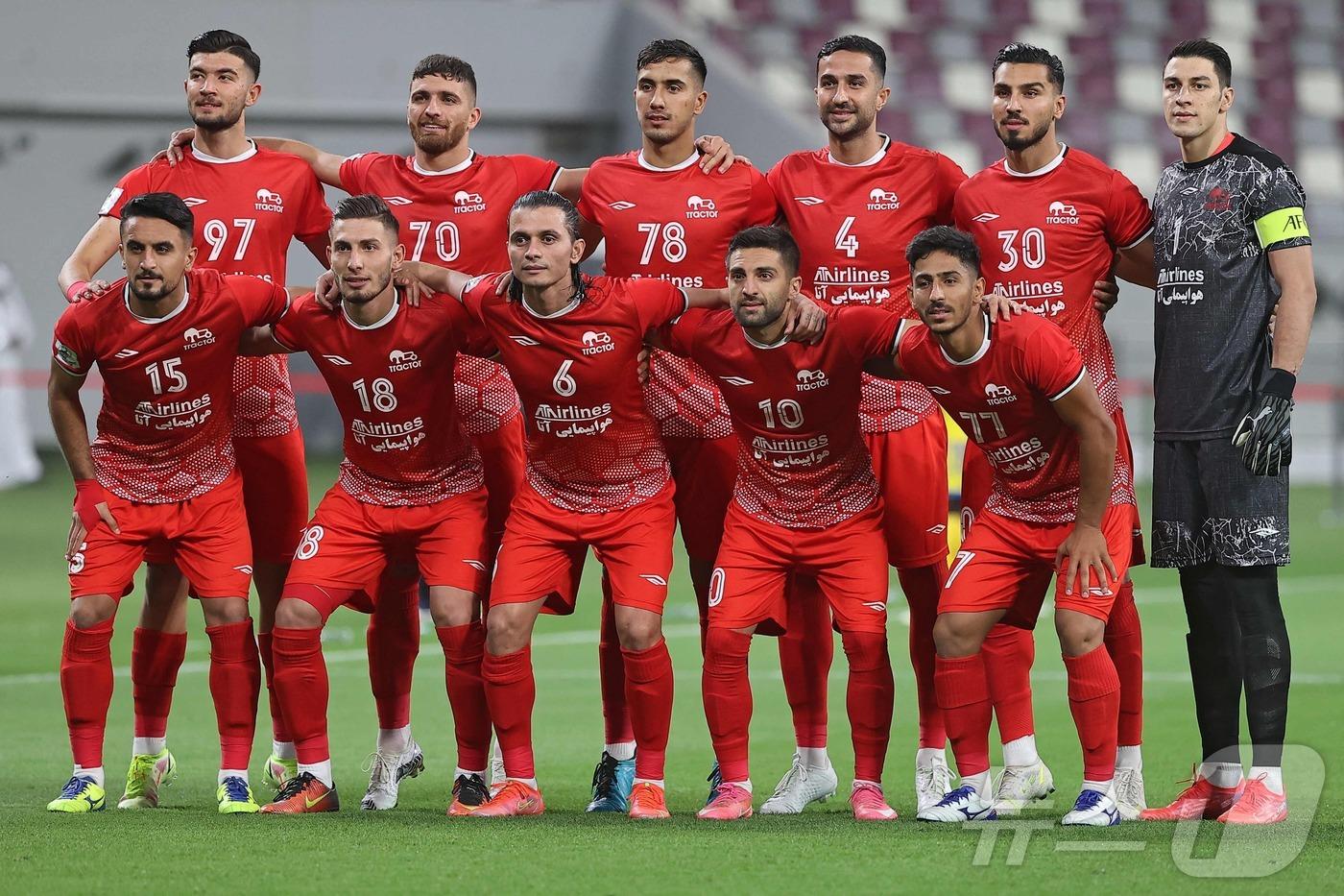 본문 이미지 - 2021년 9월 14일 카타르 도하에서 열린 사우디아라비아 알나스르와 이란 트락토르 SC의 AFC 챔피언스리그 16강 축구 경기를 앞두고 트랙터 선수들이 단체 사진을 찍고 있다. 2021.09.14. ⓒ AFP=뉴스1