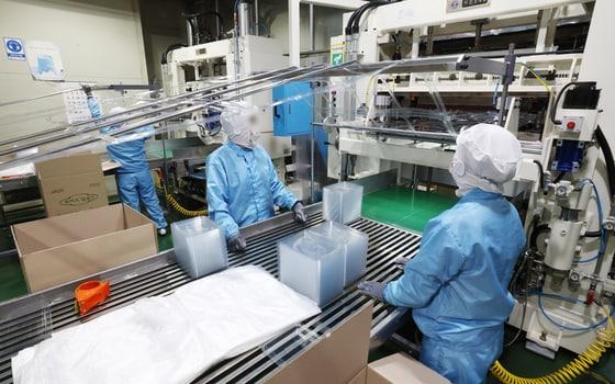 본문 이미지 - 미국·이스라엘과 이란 간 전쟁 장기화로 인해 비닐·플라스틱의 핵심 원료인 '나프타' 등 석유화학 제품 수급이 불안정해지면서 '비닐·플라스틱 대란' 우려가 확산하고 있는 가운데 사진은 27일 경기 광주시에 위치한 한 플라스틱 기업 공장의 모습. 2026.3.27 ⓒ 뉴스1 김영운 기자