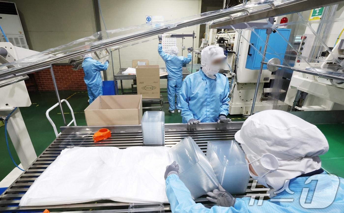 본문 이미지 - 미국·이스라엘과 이란 간 전쟁 장기화로 인해 비닐·플라스틱의 핵심 원료인 '나프타' 등 석유화학 제품 수급이 불안정해지면서 '비닐·플라스틱 대란' 우려가 확산하고 있는 가운데 사진은 27일 경기 광주시에 위치한 한 플라스틱 기업 공장의 모습. 2026.3.27 ⓒ 뉴스1 김영운 기자