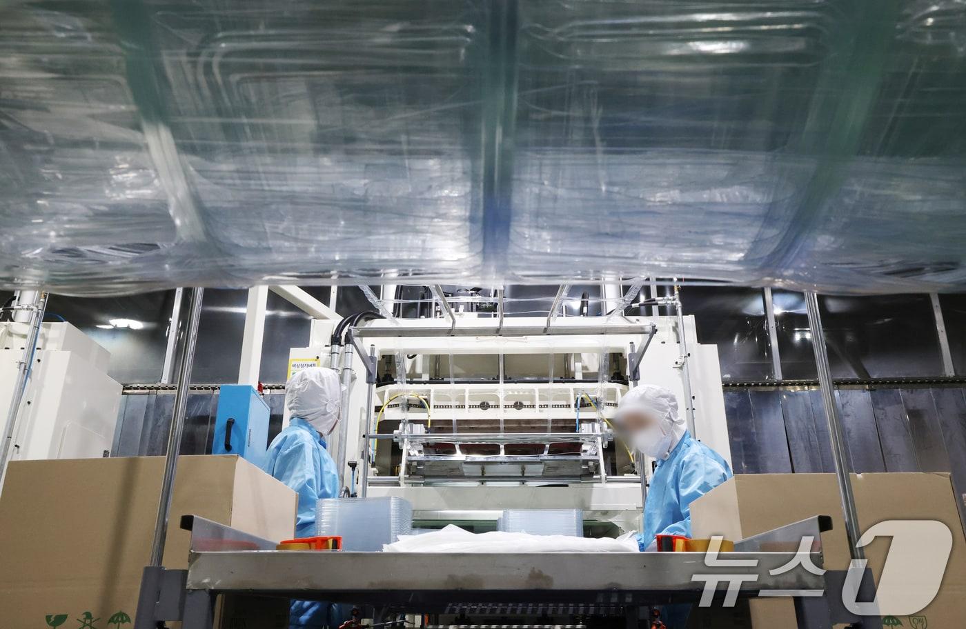 본문 이미지 - 미국·이스라엘과 이란 간 전쟁 장기화로 인해 비닐·플라스틱의 핵심 원료인 '나프타' 등 석유화학 제품 수급이 불안정해지면서 '비닐·플라스틱 대란' 우려가 확산하고 있다. 사진은 27일 경기 광주시에 위치한 한 플라스틱 기업 공장의 모습. 2026.3.27 ⓒ 뉴스1 김영운 기자