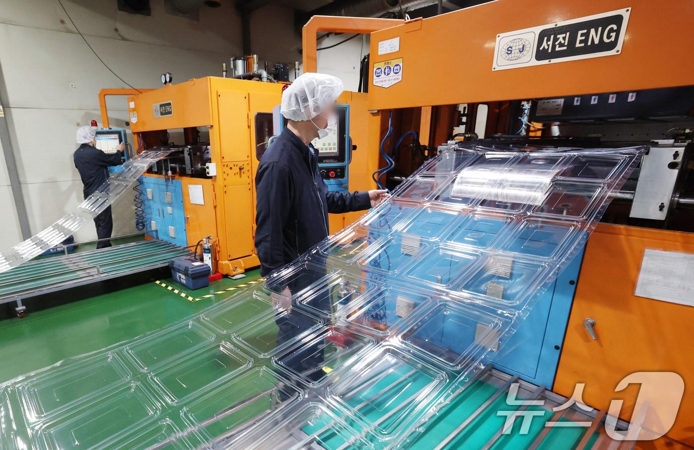 본문 이미지 - 미국·이스라엘과 이란 간 전쟁 장기화로 인해 비닐·플라스틱의 핵심 원료인 '나프타' 등 석유화학 제품 수급이 불안정해지면서 '비닐·플라스틱 대란' 우려가 확산하고 있는 가운데 사진은 27일 경기 광주시에 위치한 한 플라스틱 기업 공장의 모습. 2026.3.27 ⓒ 뉴스1 김영운 기자