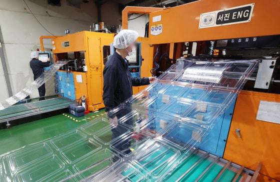 본문 이미지 - 경기 광주시에 위치한 한 플라스틱 기업 공장의 모습. 2026.3.27 ⓒ 뉴스1 김영운 기자