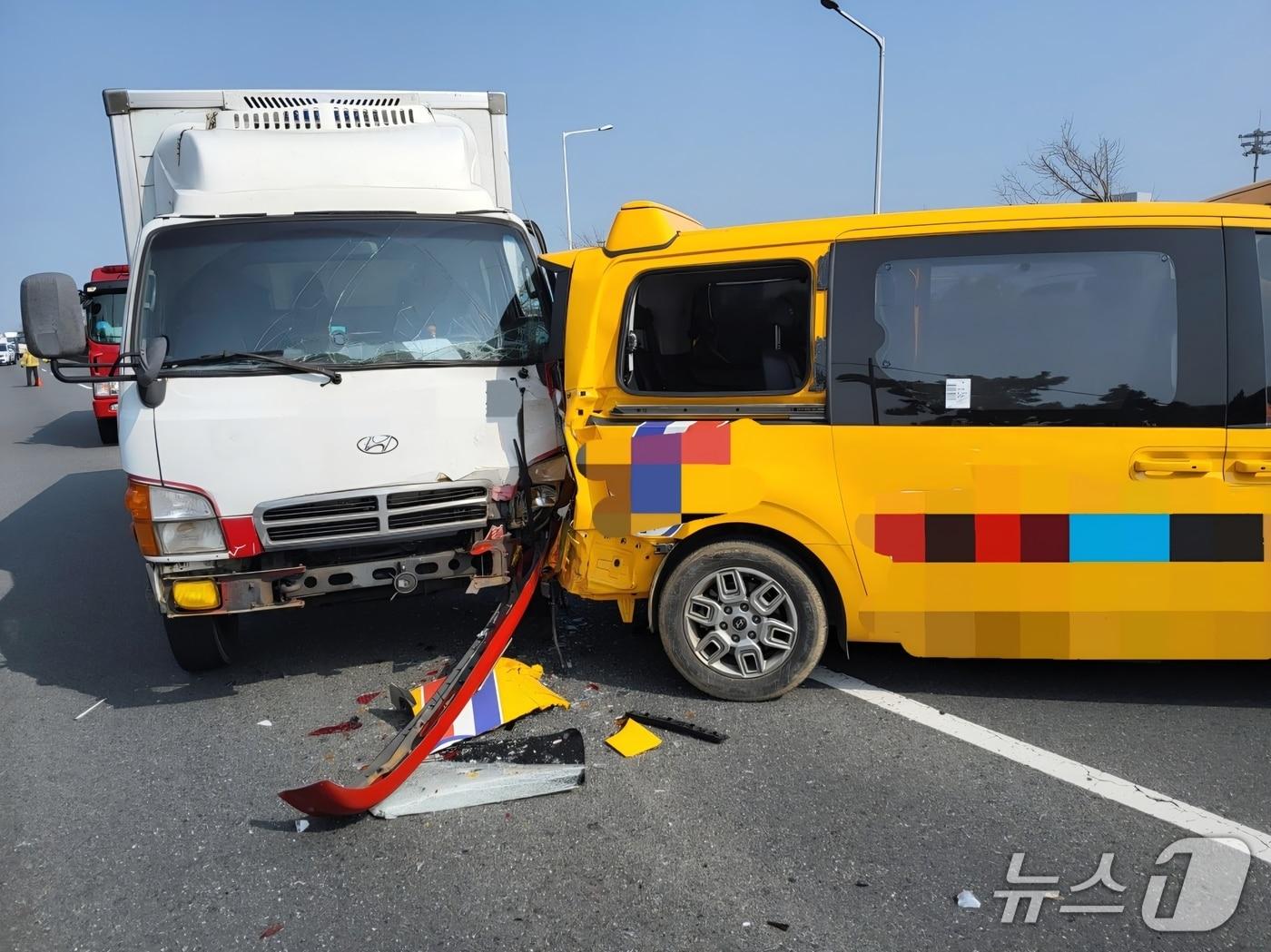본문 이미지 - 27일 울산 북구 염포동 아산로에서 트럭과 승합차가 추돌하는 사고가 났다.(울산 소방 제공. 재판매 및 DB금지)/뉴스1