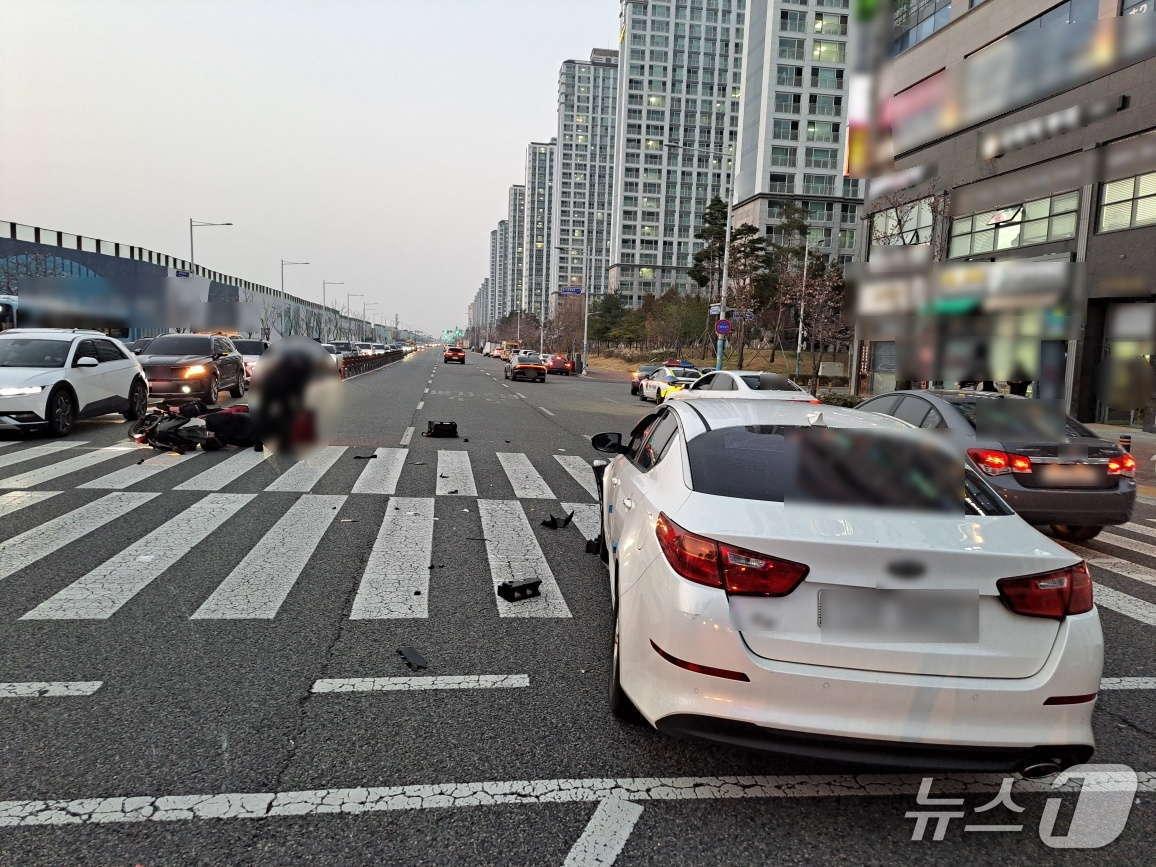 본문 이미지 - 강서구 명지동 한 교차로에서 신호를 위반한 차량과 오토바이가 충돌한 사고 현장.(부산경찰청 제공. 재판매 및 DB 금지)