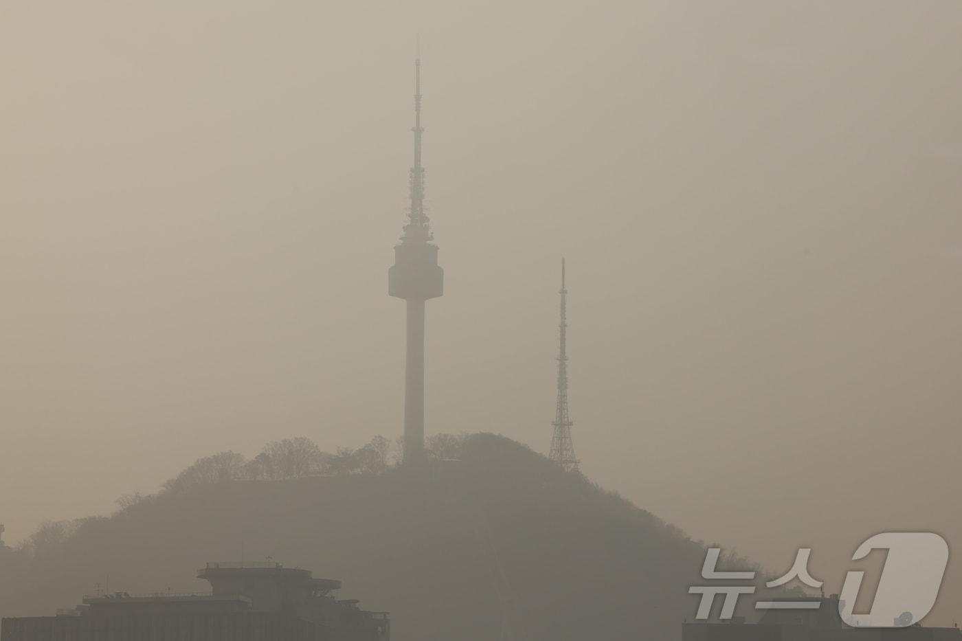 본문 이미지 - 전국 대부분 지역의 초미세먼지 농도가 '나쁨' 수준을 보인 27일 오전 서울 중구 프레스센터에서 바라본 남산타워가 미세먼지로 인해 흐리게 보이고 있다. 2026.3.27 ⓒ 뉴스1 이종수 인턴기자
