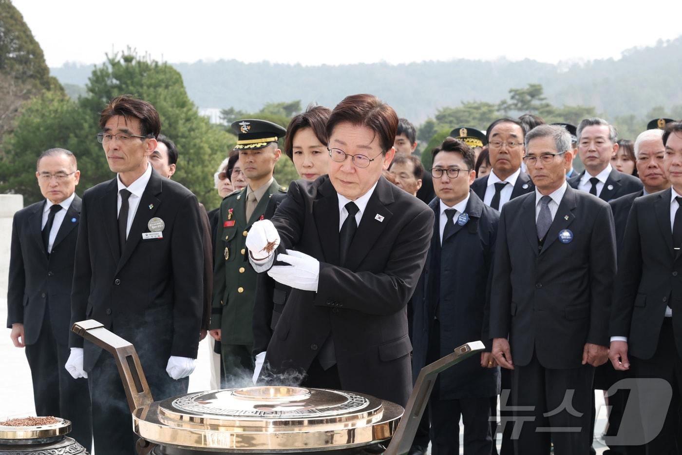 본문 이미지 - 이재명 대통령이 27일 국립대전현충원에서 열린 제11회 서해수호의 날 기념식에서 분향하고 있다. 2026.3.27 ⓒ 뉴스1 허경 기자