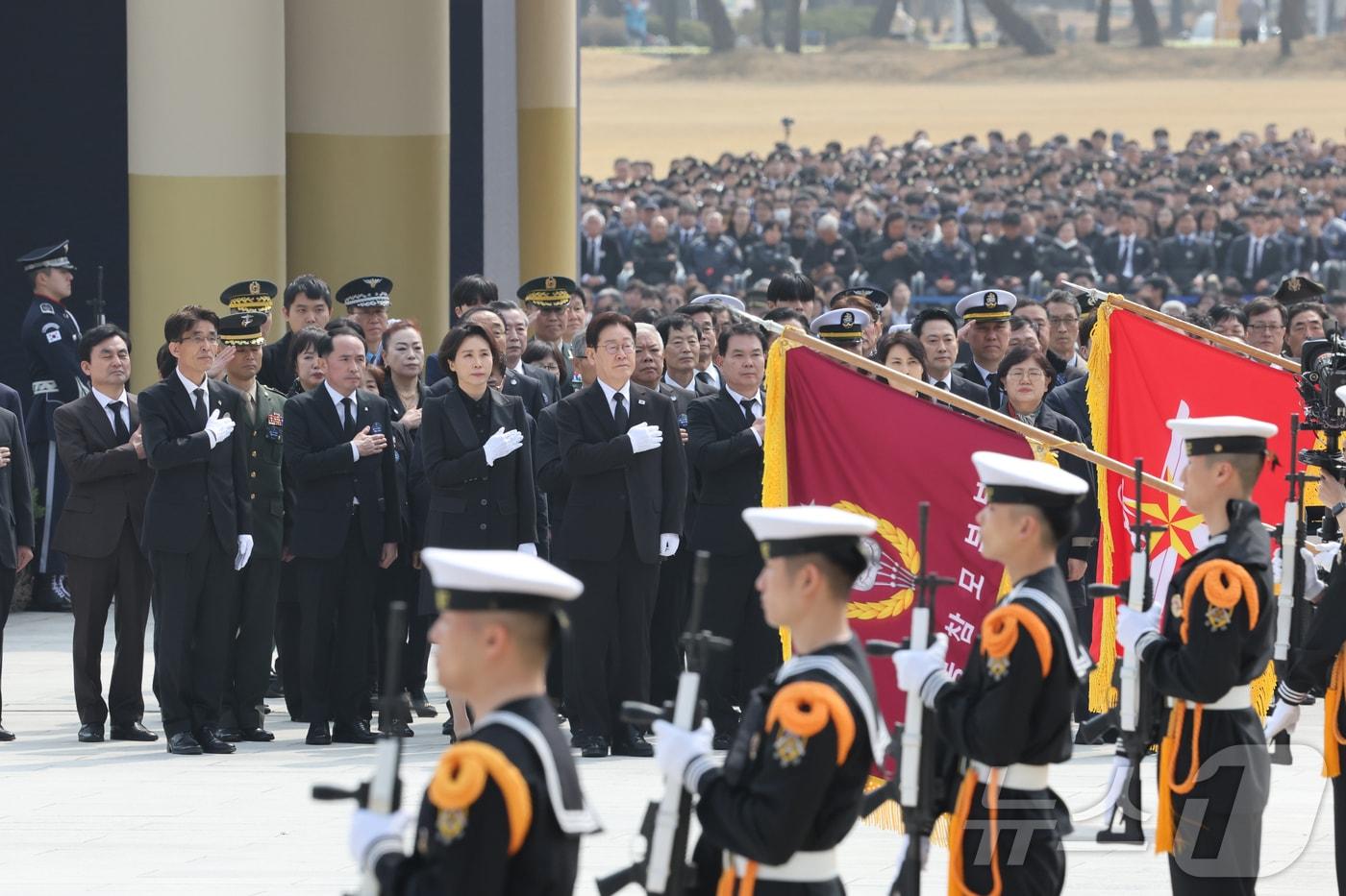 본문 이미지 - 이재명 대통령과 김혜경 여사가 27일 국립대전현충원에서 열린 제11회 서해수호의 날 기념식에서 국민의례를 하고 있다. 2026.3.27 ⓒ 뉴스1 허경 기자
