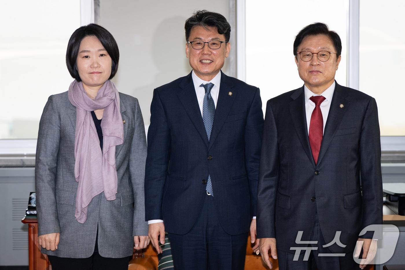본문 이미지 - 진성준 국회 예산결산특별위원장(가운데)과 여야 간사인 더불어민주당 이소영, 국민의힘 박형수 의원이 27일 서울 여의도 국회에서 만나 기념 촬영을 하고 있다. 2026.3.27 ⓒ 뉴스1 유승관 기자