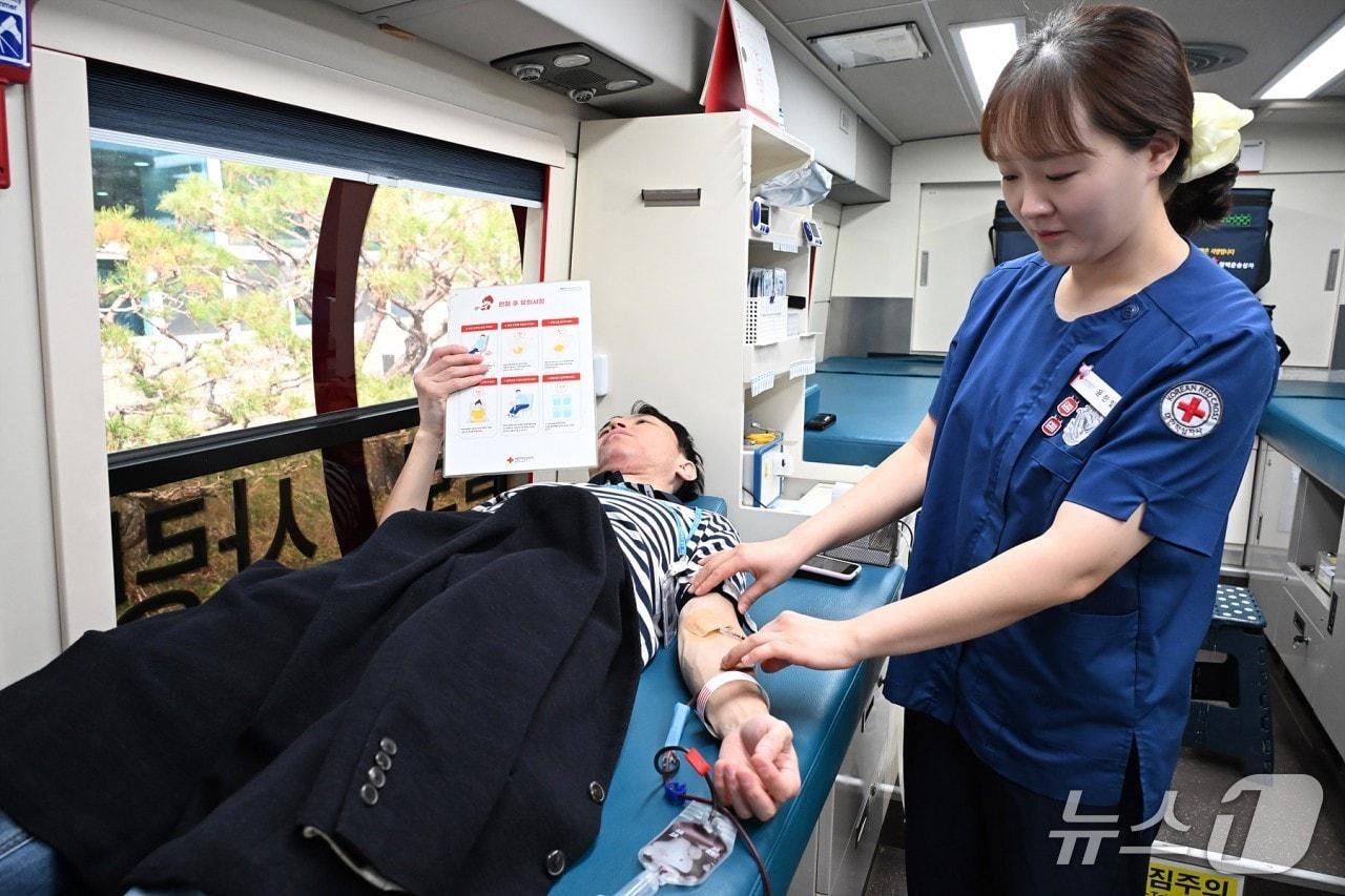 본문 이미지 - 중구청 직원이 헌혈을 하고 있다.(중구 제공. 재판매 및 DB금지)/뉴스1