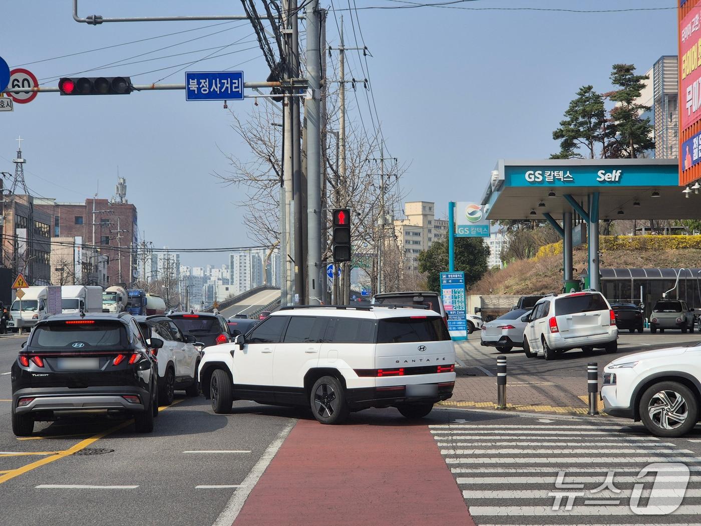 본문 이미지 - 27일 울산 중구의 한 주유소에 들어가기 위해 차들이 늘어서 있다.이날 기준 이 주유소의 기름값은 중구에서 가장 저렴한 수준이다.2026.3.27ⓒ 뉴스1 박정현 기자