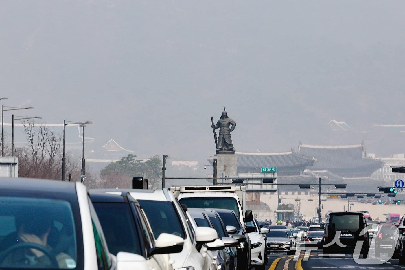 본문 이미지 - 전국 대부분 지역에 초미세먼지 농도가 '나쁨' 수준을 보인 27일 오전 서울 종로구 광화문광장에서 바라본 도심이 뿌옇게 보이고 있다. 2026.3.27 ⓒ 뉴스1 조연우 인턴기자