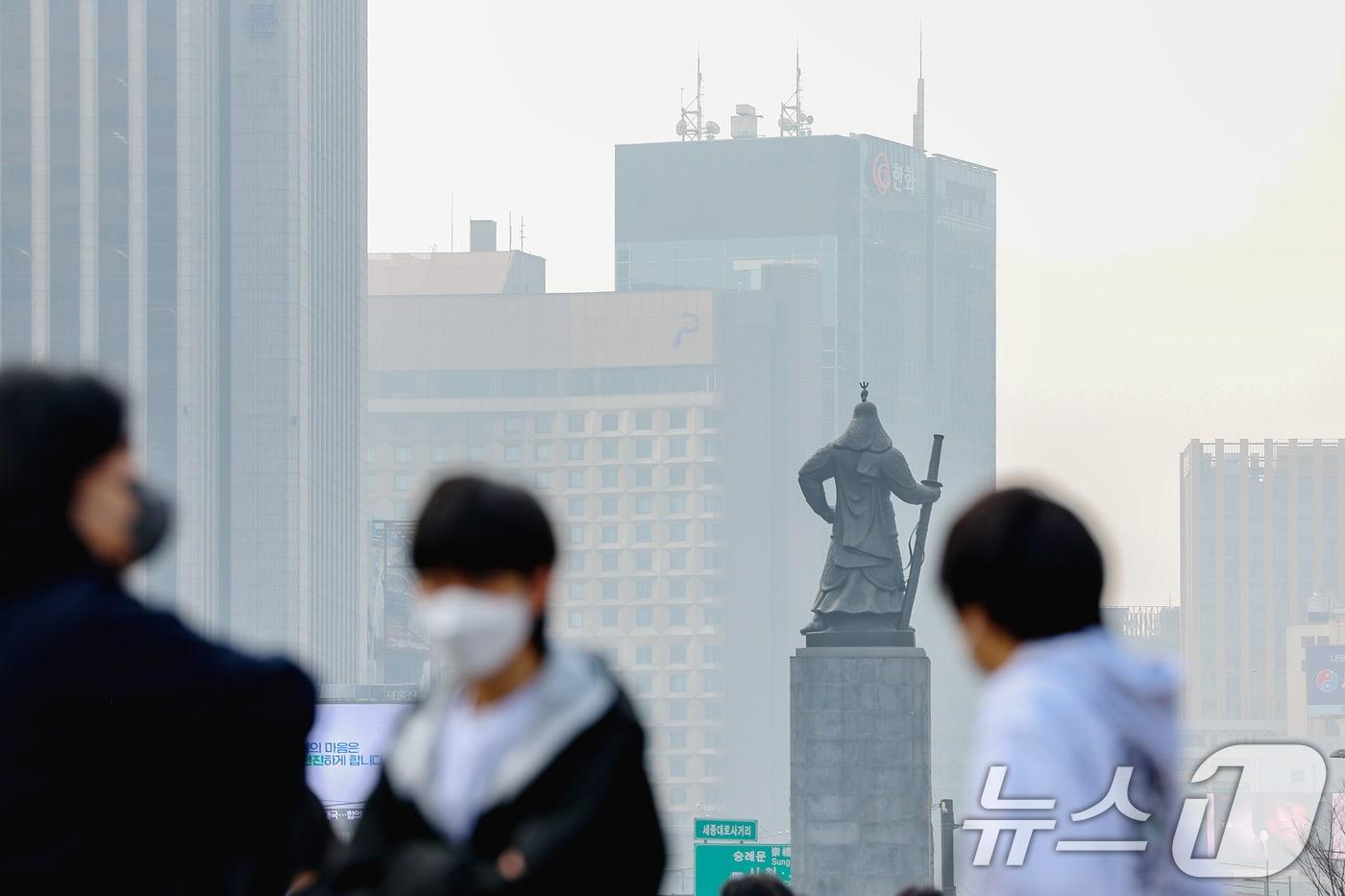 본문 이미지 - 전국 대부분 지역에 초미세먼지 농도가 '나쁨' 수준을 보인 27일 오전 서울 종로구 광화문광장을 찾은 시민들이 마스크를 착용하고 이동하고 있다. 2026.3.27 ⓒ 뉴스1 조연우　인턴기자