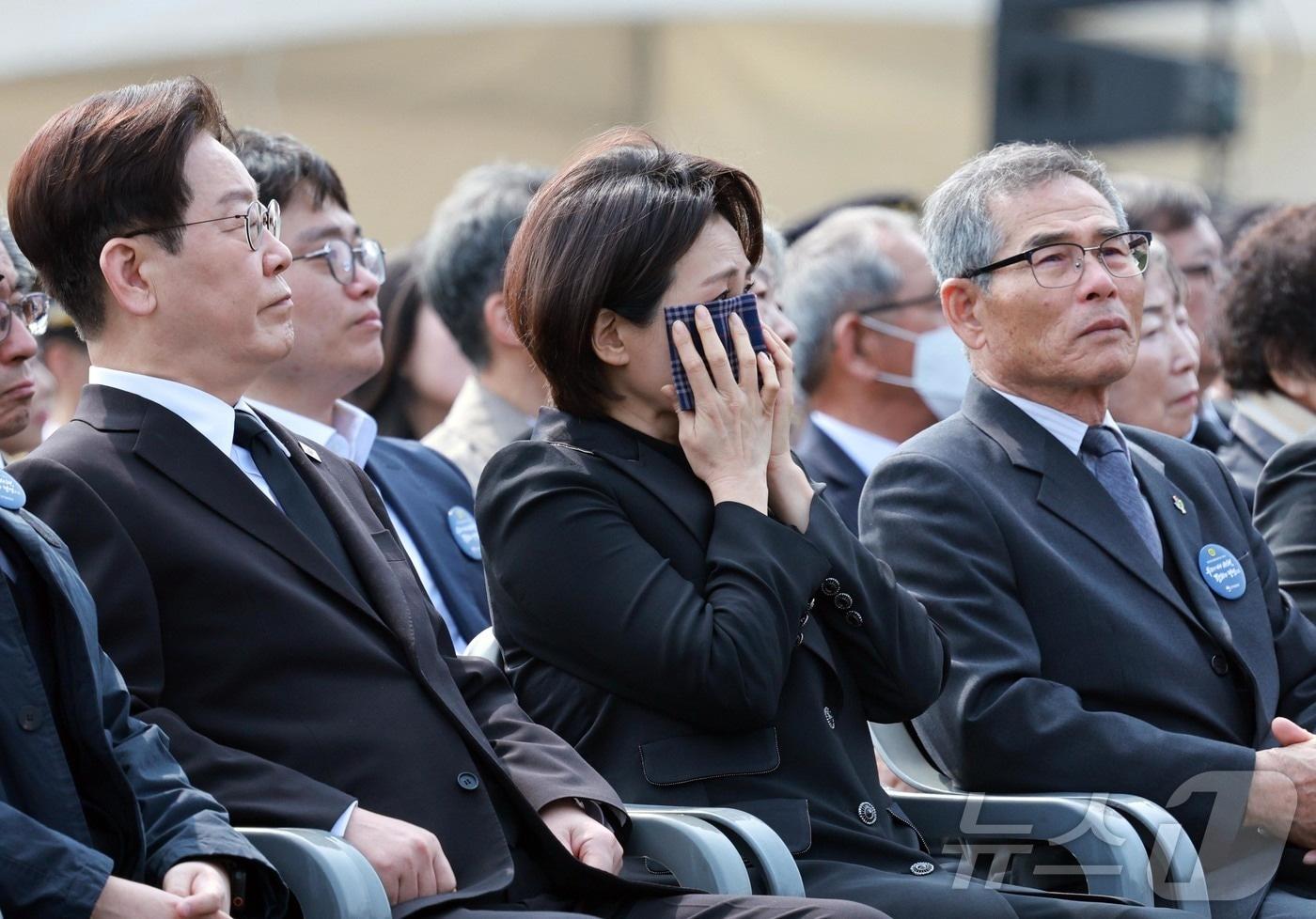 본문 이미지 - 김혜경 여사가 27일 국립대전현충원에서 열린 제11회 서해수호의 날 기념식에서 영상을 보며 눈물을 흘리고 있다. 2026.3.27 ⓒ 뉴스1 허경 기자