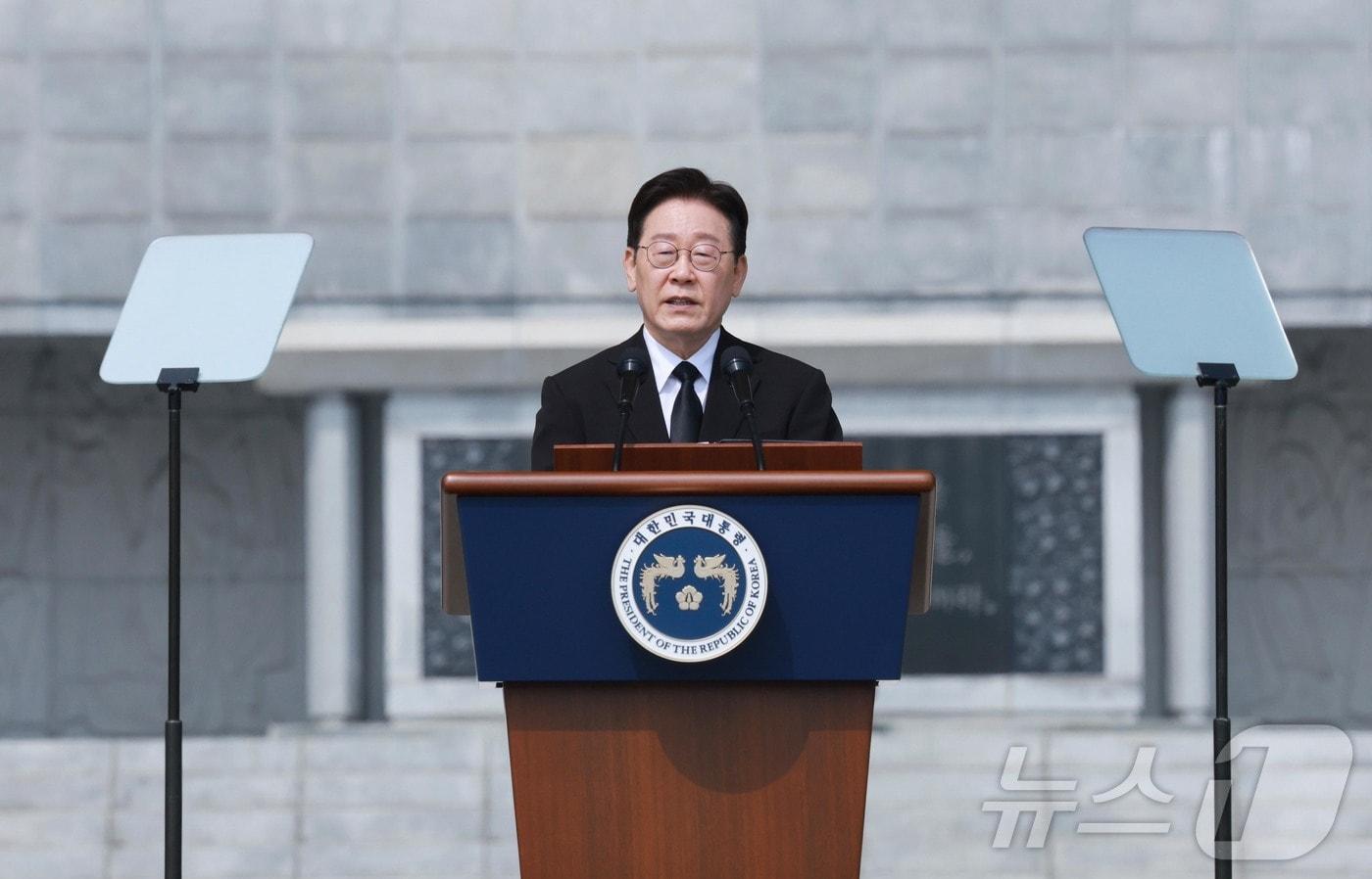 본문 이미지 - 이재명 대통령이 27일 국립대전현충원에서 열린 제11회 서해수호의 날 기념식에서 기념사를 하고 있다. 2026.3.27 ⓒ 뉴스1 허경 기자