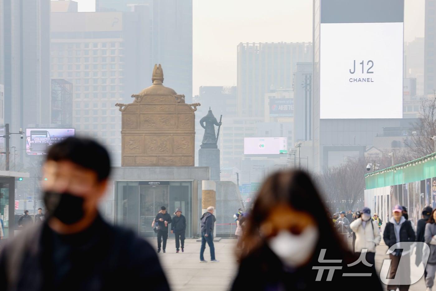 본문 이미지 - 서울 종로구 광화문광장을 찾은 시민들이 마스크를 착용하고 이동하고 있다. 2026.3.27 ⓒ 뉴스1 조연우 인턴기자