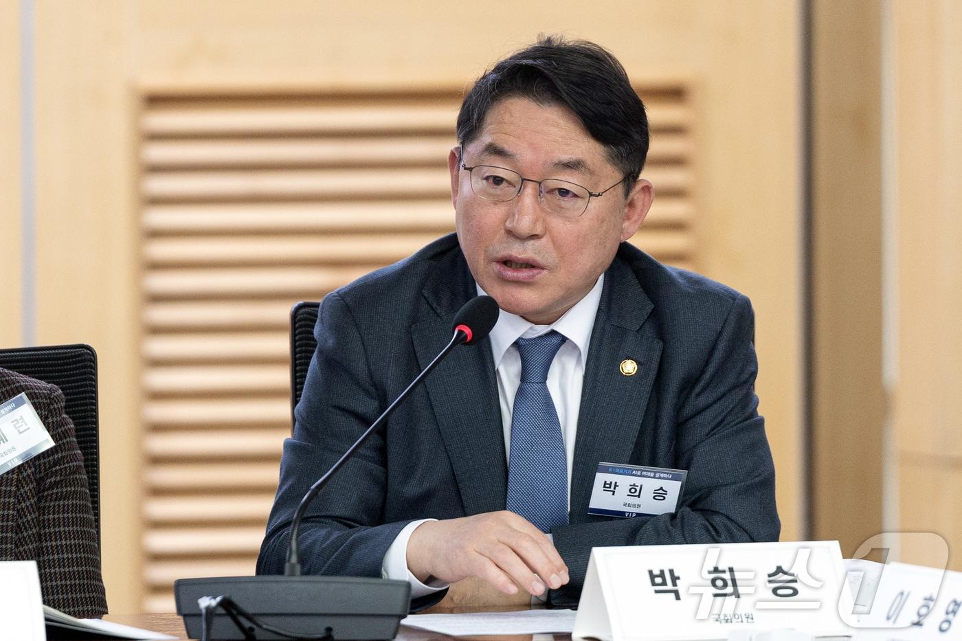 본문 이미지 - 박희승 더불어민주당 의원이 27일 서울 여의도 국회 의원회관에서 'K-의료기기 AI로 미래를 설계하다'를 주제로 열린 K-헬스케어 의료기기 활성화 포럼에 참석해 인사말하고 있다. 2026.3.27 ⓒ 뉴스1 이승배 기자