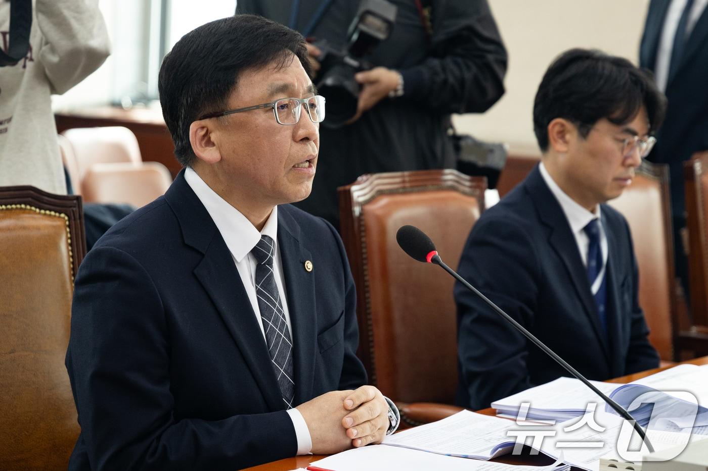 본문 이미지 - 강동완 중앙선거관리위원회 사무차장이 27일 서울 여의도 국회에서 열린 제433회 국회(임시회) 정치개혁특별위원회 제4차 공직선거법 및 지방선거구제 개편심사소위원회에 출석해 인사말을 하고 있다. 2026.3.27 ⓒ 뉴스1 유승관 기자
