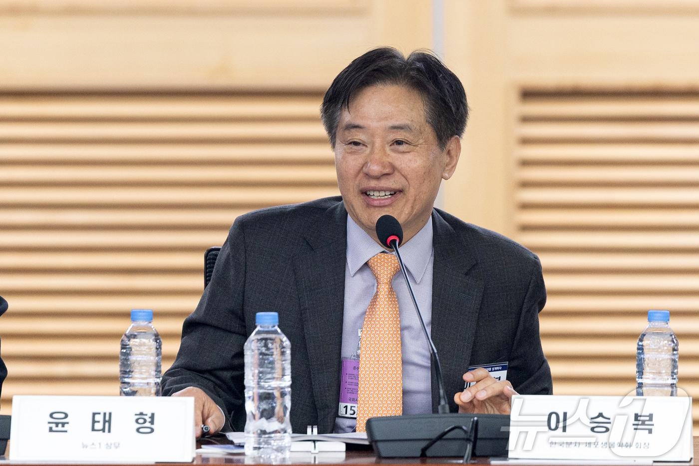 본문 이미지 - 이승복 AI헬스케어포럼 공동대표(한국분자·세포생물학회 회장)가 27일 서울 여의도 국회 의원회관에서 'K-의료기기 AI로 미래를 설계하다'를 주제로 열린 K-헬스케어 의료기기 활성화 포럼에 참석해 환영사하고 있다. ⓒ 뉴스1 이승배 기자