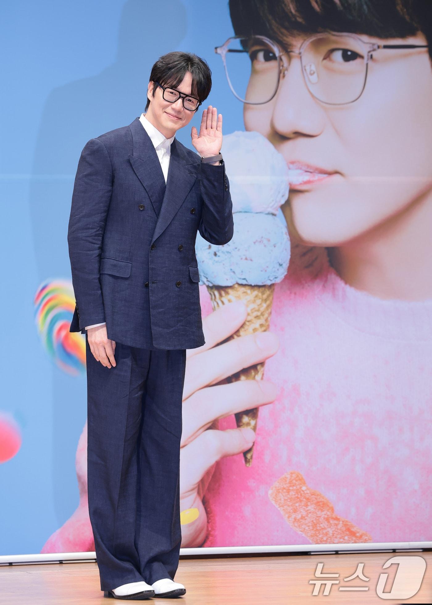 본문 이미지 - 가수 성시경이 27일 서울 영등포구 KBS아트홀에서 열린 KBS 2TV 뮤직 토크쇼 '더 시즌즈-성시경의 고막남친' 제작발표회에서 포즈를 취하고 있다. 2026.3.27 ⓒ 뉴스1 권현진 기자