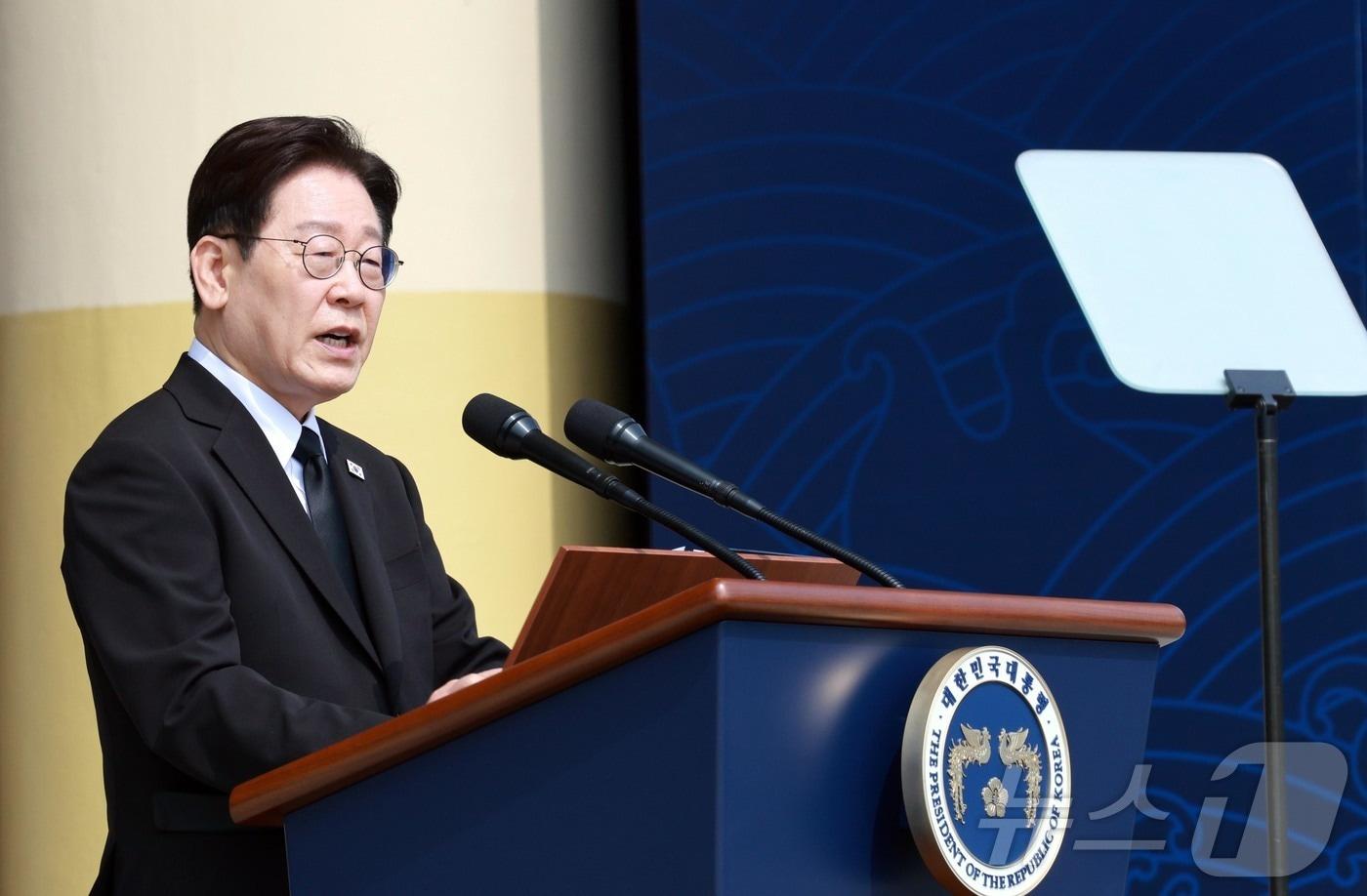 본문 이미지 - 이재명 대통령이 27일 국립대전현충원에서 열린 제11회 서해수호의 날 기념식에서 기념사를 하고 있다. 2026.3.27 ⓒ 뉴스1 허경 기자