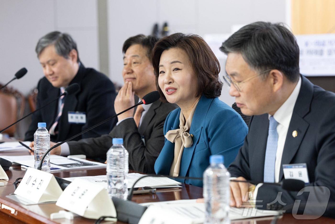 본문 이미지 - 이수진 더불어민주당 의원(AI헬스케어포럼 공동대표)이 27일 서울 여의도 국회 의원회관에서 'K-의료기기 AI로 미래를 설계하다'를 주제로 열린 K-헬스케어 의료기기 활성화 포럼에서 개회사하고 있다. ⓒ 뉴스1 이승배 기자