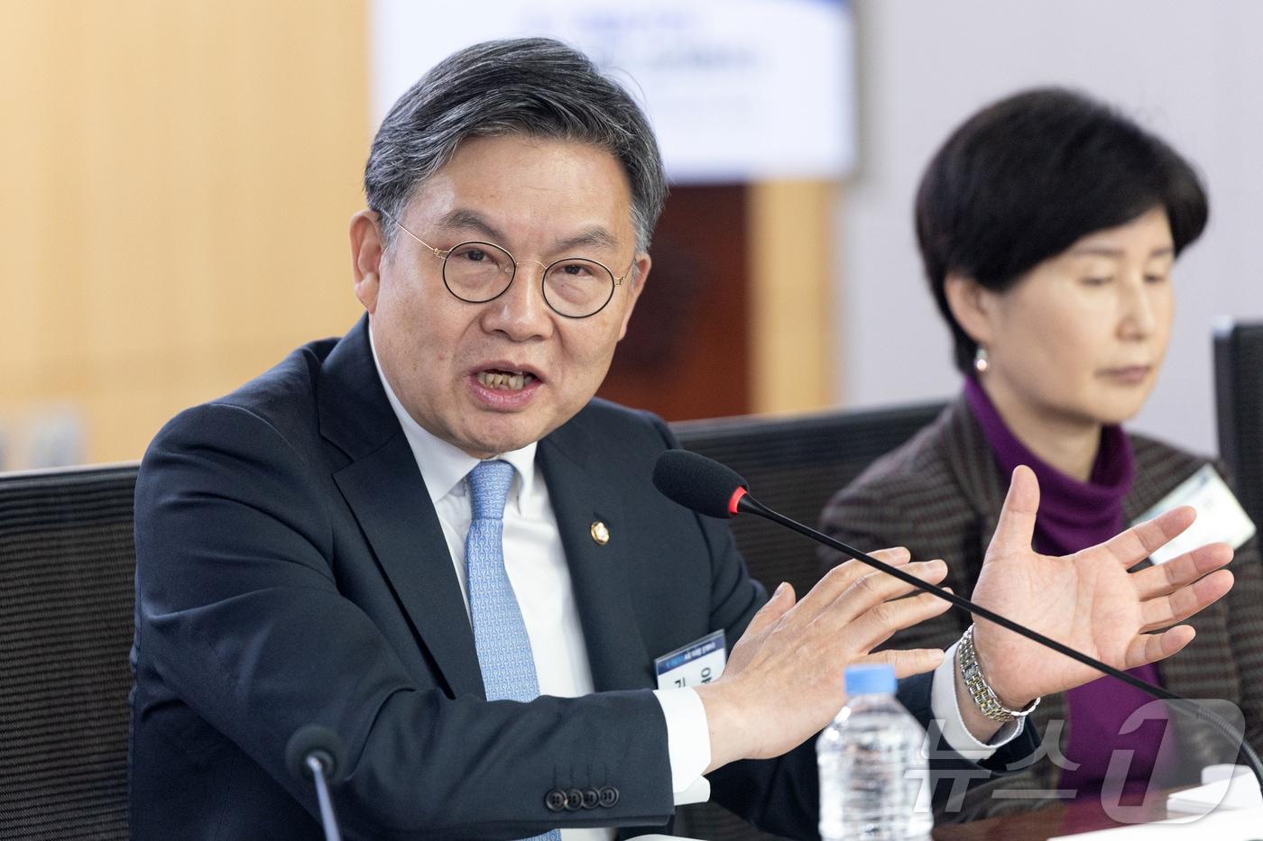 본문 이미지 - 김윤 더불어민주당 의원이 27일 서울 여의도 국회 의원회관에서 'K-의료기기 AI로 미래를 설계하다'를 주제로 열린 K-헬스케어 의료기기 활성화 포럼에 참석해 인사말하고 있다. ⓒ 뉴스1 이승배 기자