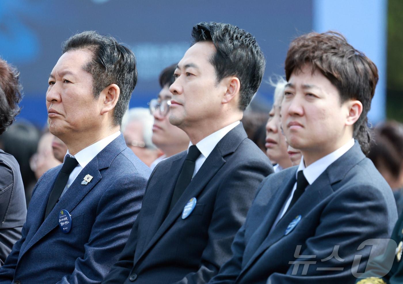 본문 이미지 - 정청래 더불어민주당 대표, 장동혁 국민의힘 대표, 이준석 개혁신당 대표가 27일 국립대전현충원에서 열린 제11회 서해수호의 날 기념식에서 이재명 대통령의 기념사를 듣고 있다. 2026.3.27 ⓒ 뉴스1 허경 기자