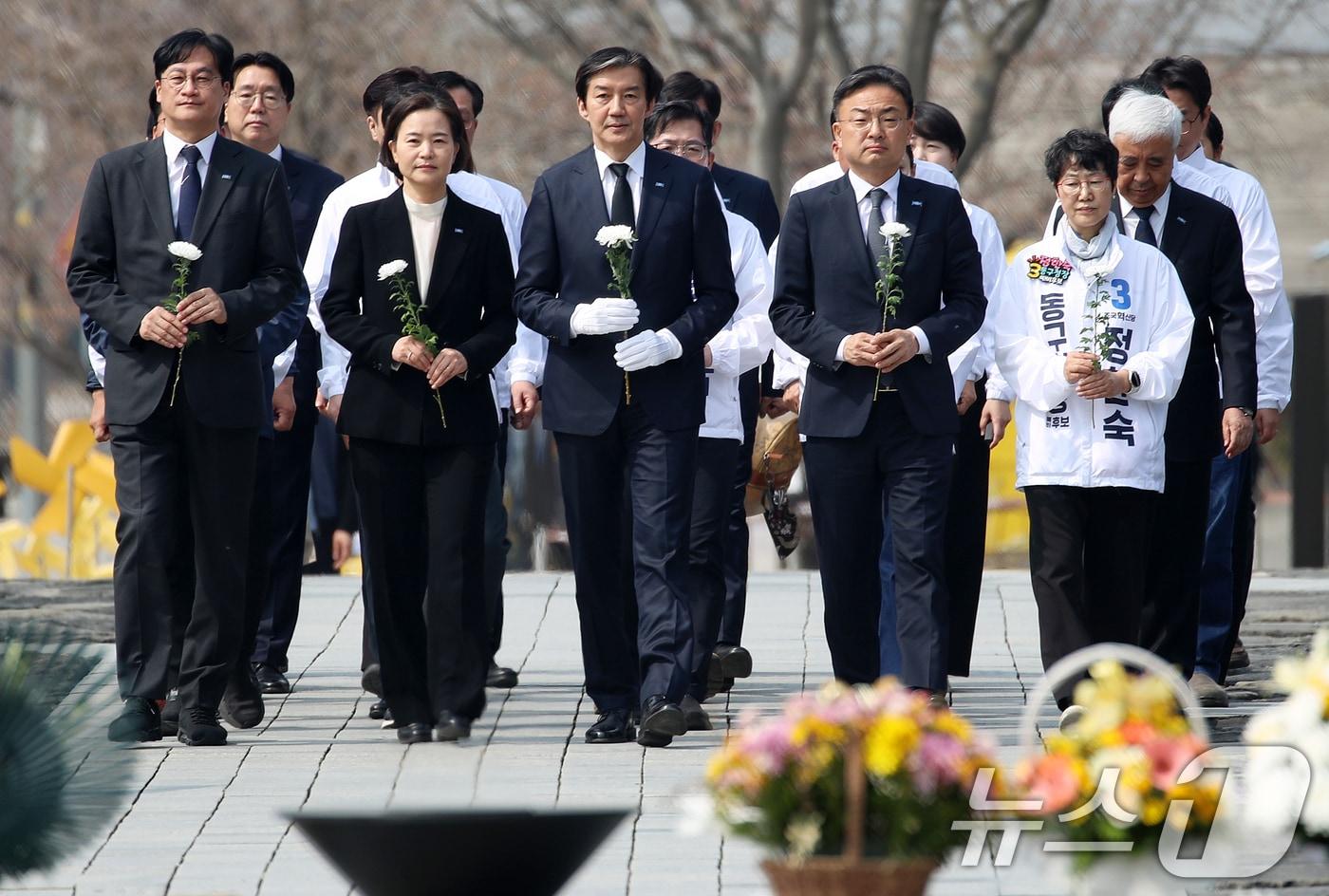 본문 이미지 - 조국 조국혁신당 대표가 27일 경남 김해 진영읍 봉하마을을 찾아 고 노무현 전 대통령 묘역을 참배하고 있다. 2026.3.27 ⓒ 뉴스1 윤일지 기자
