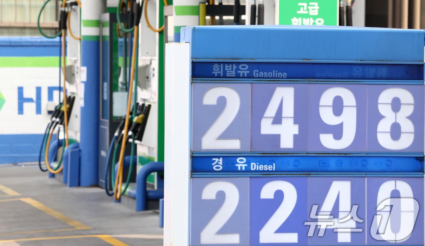 본문 이미지 - 석유제품에 2차 최고가격제가 시행된 27일 서울의 한 주유소에 휘발유·경유 가격이 표시되어 있다. 2차 최고가는 공급가격(도매가) 기준 휘발유 1리터당(L) 1934원, 경유는 1923원, 등유 1530원으로 1차 최고가 대비 전 유종 210원씩 인상됐다. 2026.3.27 ⓒ 뉴스1 최지환 기자