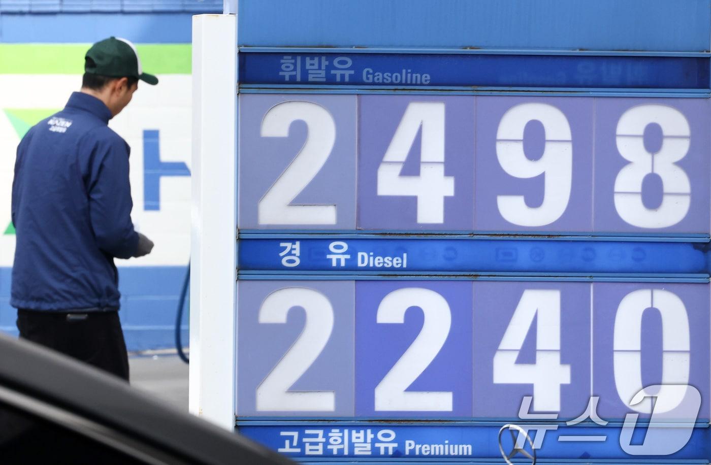 본문 이미지 - 석유제품에 2차 최고가격제가 시행된 27일 서울의 한 주유소에 휘발유·경유 가격이 표시되어 있다.  2026.3.27 ⓒ 뉴스1 최지환 기자