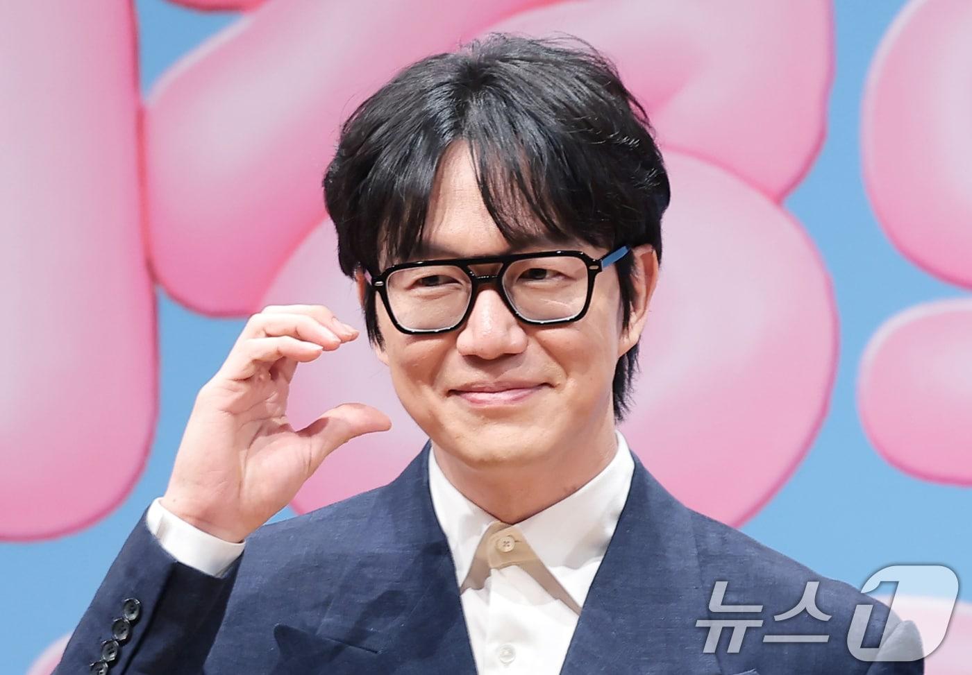 본문 이미지 - 가수 성시경이 27일 서울 영등포구 KBS아트홀에서 열린 KBS 2TV 뮤직 토크쇼 '더 시즌즈-성시경의 고막남친' 제작발표회에서 포즈를 취하고 있다. 2026.3.27 ⓒ 뉴스1 권현진 기자