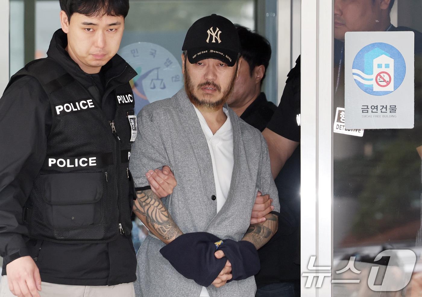 본문 이미지 - '마약왕' 박왕열(48)이 지난달 27일 경기 의정부시 의정부지방법원에서 열린 구속 전 피의자심문(영장실질심사)을 마친 후 법정을 나서고 있다. 2026.3.27 ⓒ 뉴스1 오대일 기자