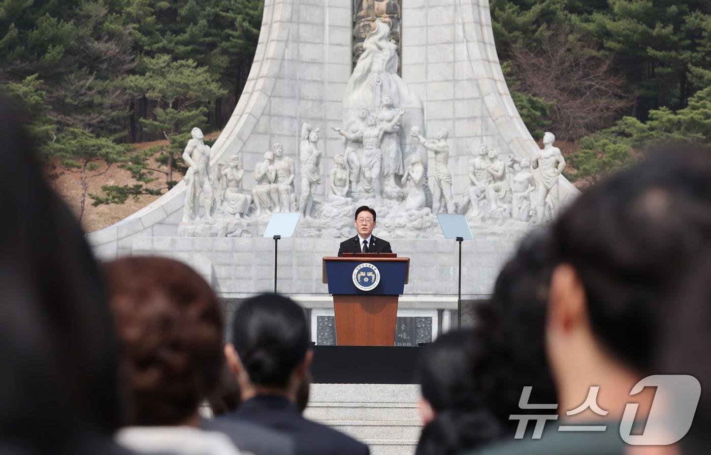 본문 이미지 - 이재명 대통령이 27일 국립대전현충원에서 열린 제11회 서해수호의 날 기념식에서 기념사를 하고 있다. 2026.3.27 ⓒ 뉴스1 허경 기자