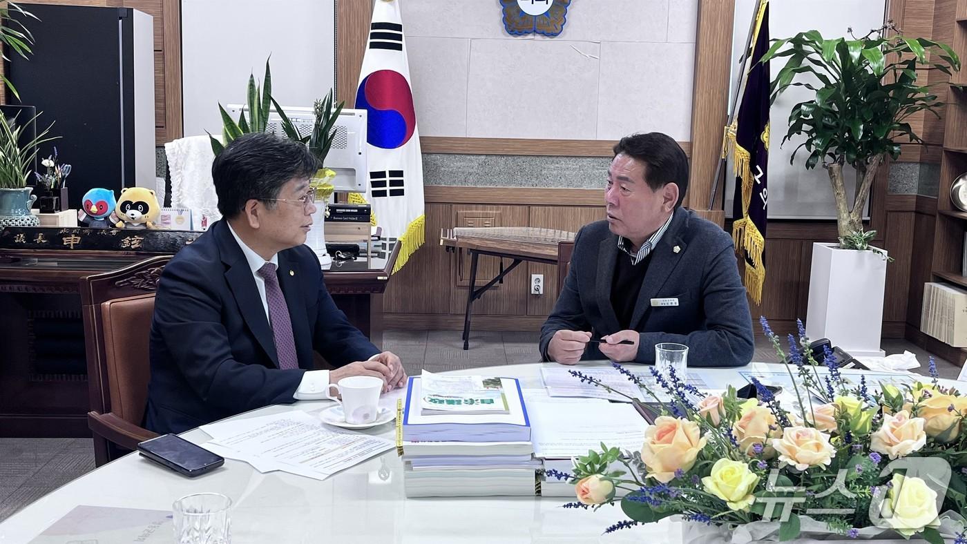 본문 이미지 - 신현광 영동군의회 의장(오른쪽)과 정현용 유원대 총장이 지역발전 상생 협력 방안을 논의하고 있다(유원대 제공. 재판매 및 DB금지)  