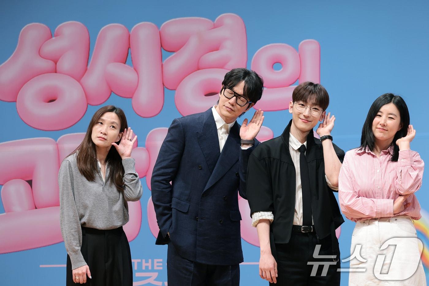 본문 이미지 - 손자연 PD(왼쪽부터)와 가수 성시경, 멜로망스 정동환, 정미영 PD가 27일 서울 영등포구 KBS아트홀에서 열린 KBS 2TV 뮤직 토크쇼 '더 시즌즈-성시경의 고막남친' 제작발표회에서 포즈를 취하고 있다. 2026.3.27 ⓒ 뉴스1 권현진 기자
