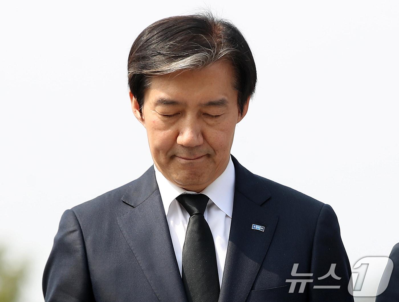 본문 이미지 - 조국 조국혁신당 대표가 지난 27일 경남 김해 진영읍 봉하마을을 찾아 고 노무현 전 대통령 묘역을 참배하고 있다. 2026.3.27 ⓒ 뉴스1 윤일지 기자