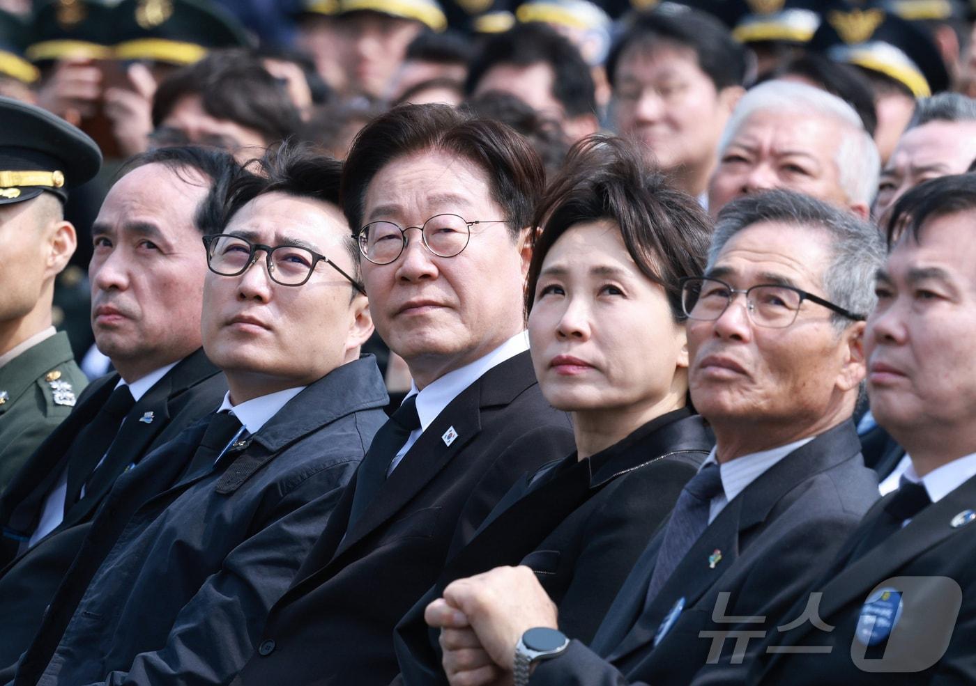 본문 이미지 - 이재명 대통령과 김혜경 여사가 27일 국립대전현충원에서 열린 제11회 서해수호의 날 기념식에서 공군 특수비행팀 블랙이글스의 기념비행을 보고 있다. 2026.3.27 ⓒ 뉴스1 허경 기자