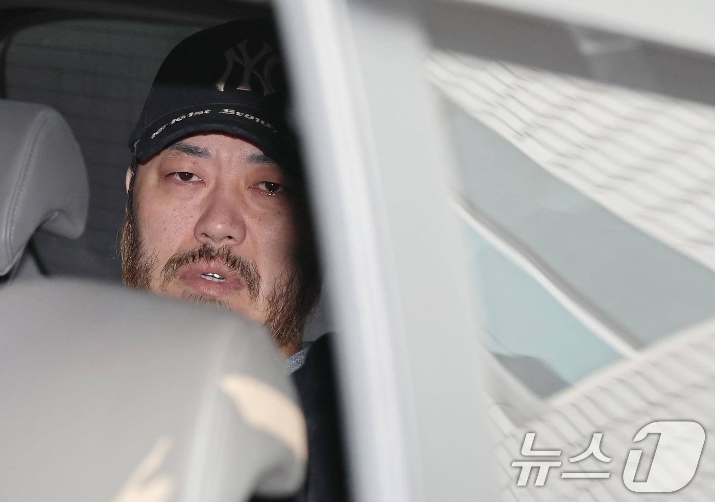 본문 이미지 - '마약왕' 박왕열(48)이 27일 경기 의정부시 의정부지방법원에서 열린 구속 전 피의자심문(영장실질심사)을 마친 후 호송차에 탑승하고 있다. 박왕열은 필리핀에서 ‘전세계’라는 닉네임으로 활동하며 텔레그램 등 메신저를 이용해 필로폰과 엑스터시, 케타민, 대마 등 마약류를 한국에 대량 유통한 혐의를 받고 있다. 2026.3.27 ⓒ 뉴스1 오대일 기자