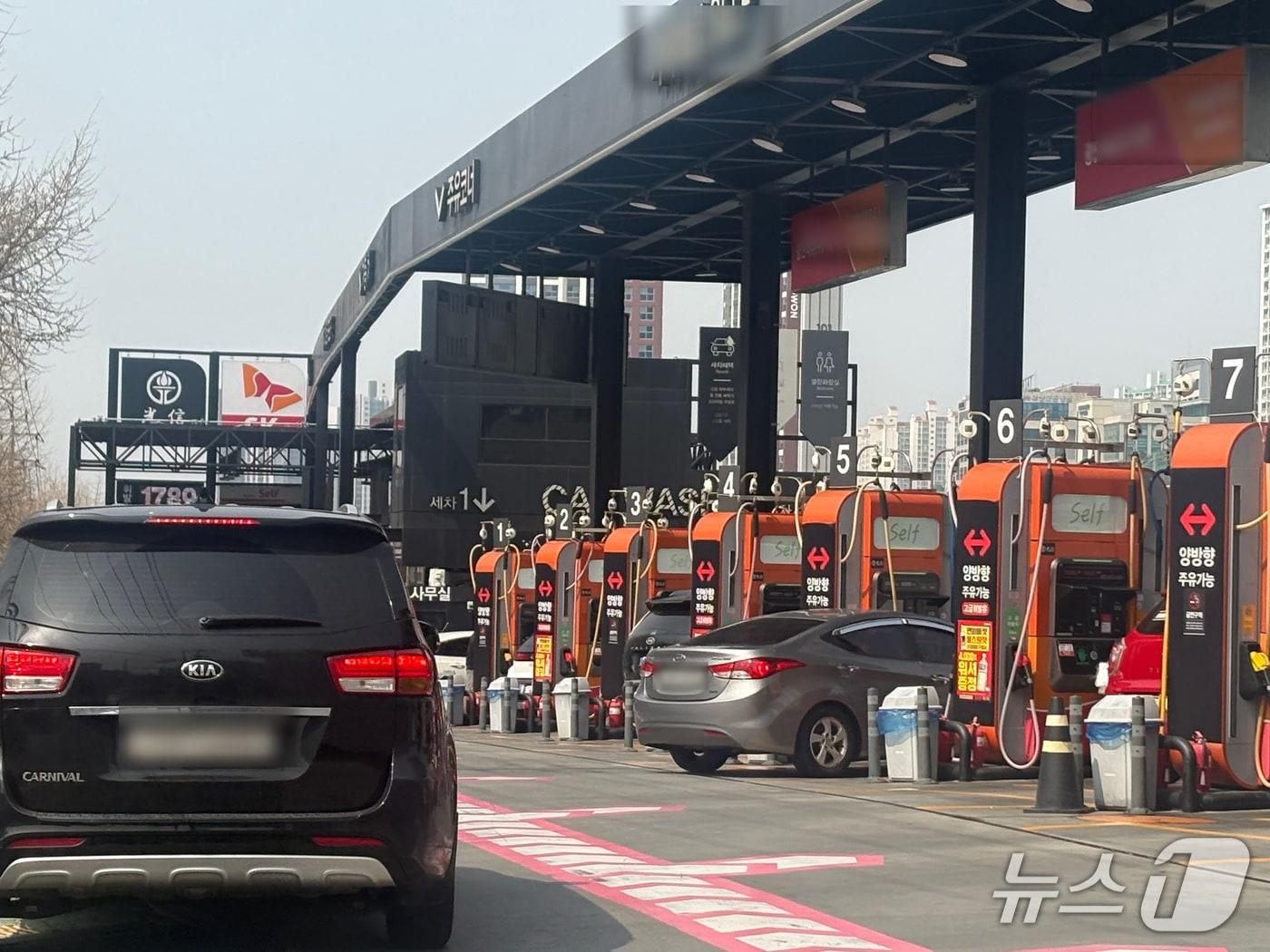 본문 이미지 - 27일 오전 부산 사상구의 한 주유소에 차들이 주유를 하기 위해 줄지어 대기하고 있다. 2026.3.27 ⓒ 뉴스1 박서현 기자