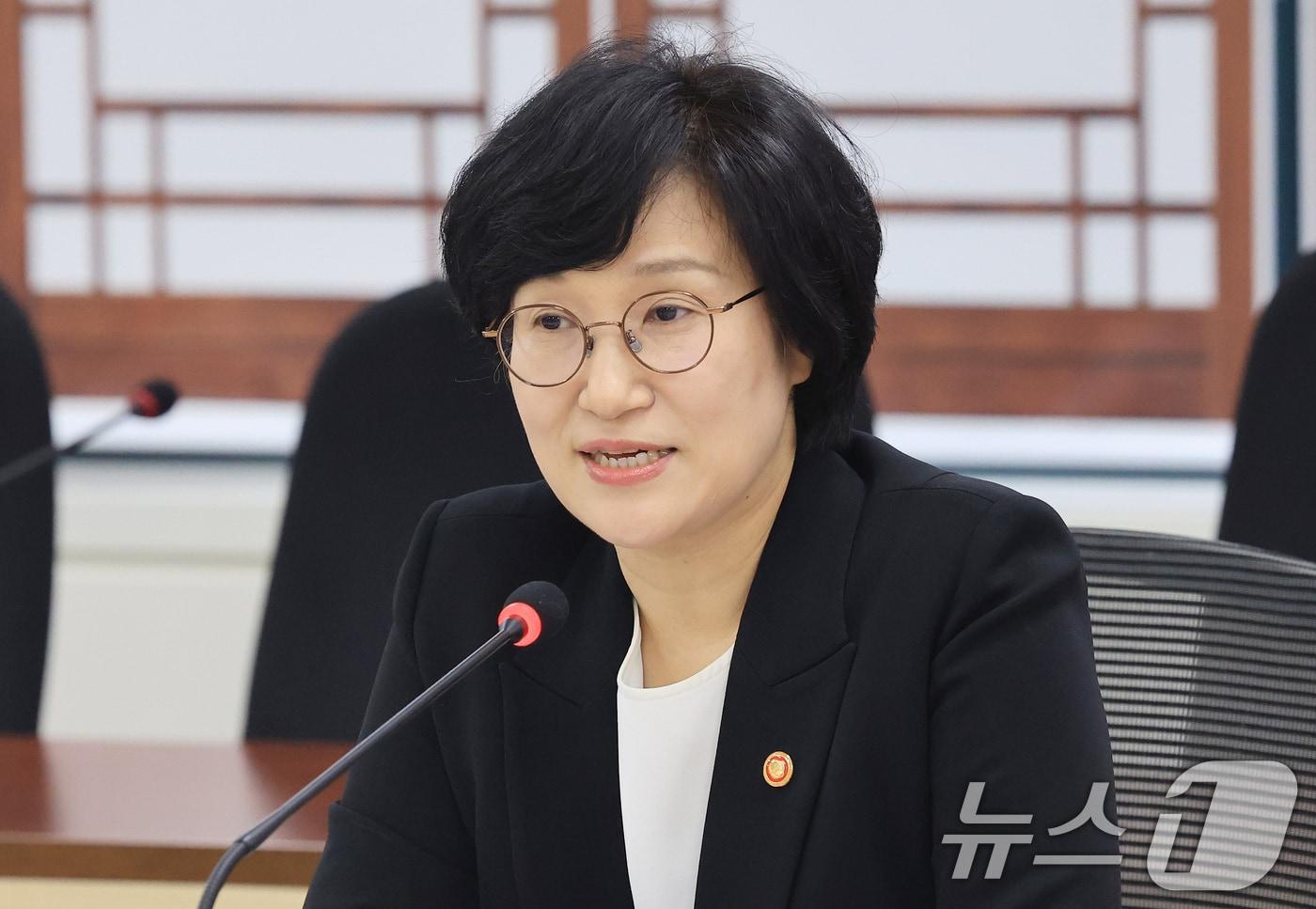 본문 이미지 - 원민경 성평등가족부 장관이 서울 종로구 정부서울청사에서 열린 제4차 인신매매등방지정책조정협의회 회의에서 모두발언을 하고 있다. 2026.3.27 ⓒ 뉴스1 임세영 기자