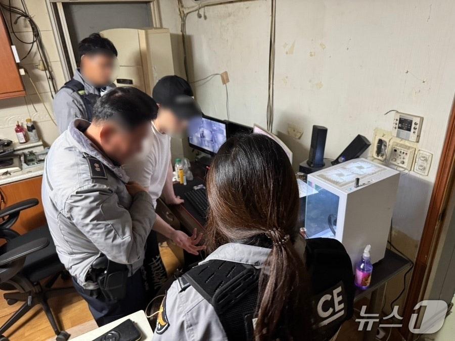 본문 이미지 - 광주출입국·외국인사무소와 북부경찰서 경찰관들이 25일 북구의 모텔 위장 업소를 단속하고 있다.(사진=광주출입국·외국인사무소 제공) 2026.3.27