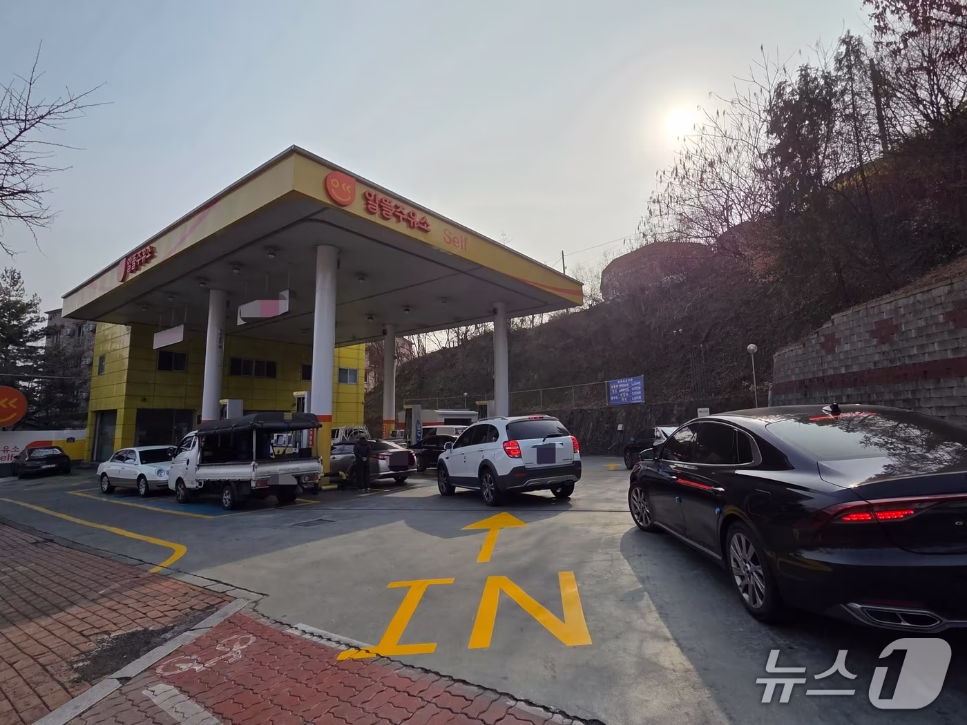 본문 이미지 - 2차 석유 최고가격제 시행 첫날인 27일 오전 8시 30분께 전북 전주시 완산구의 한 주유소에 주유하려는 차량이 들어서고 있다.2026.3.27/뉴스1 문채연 기자