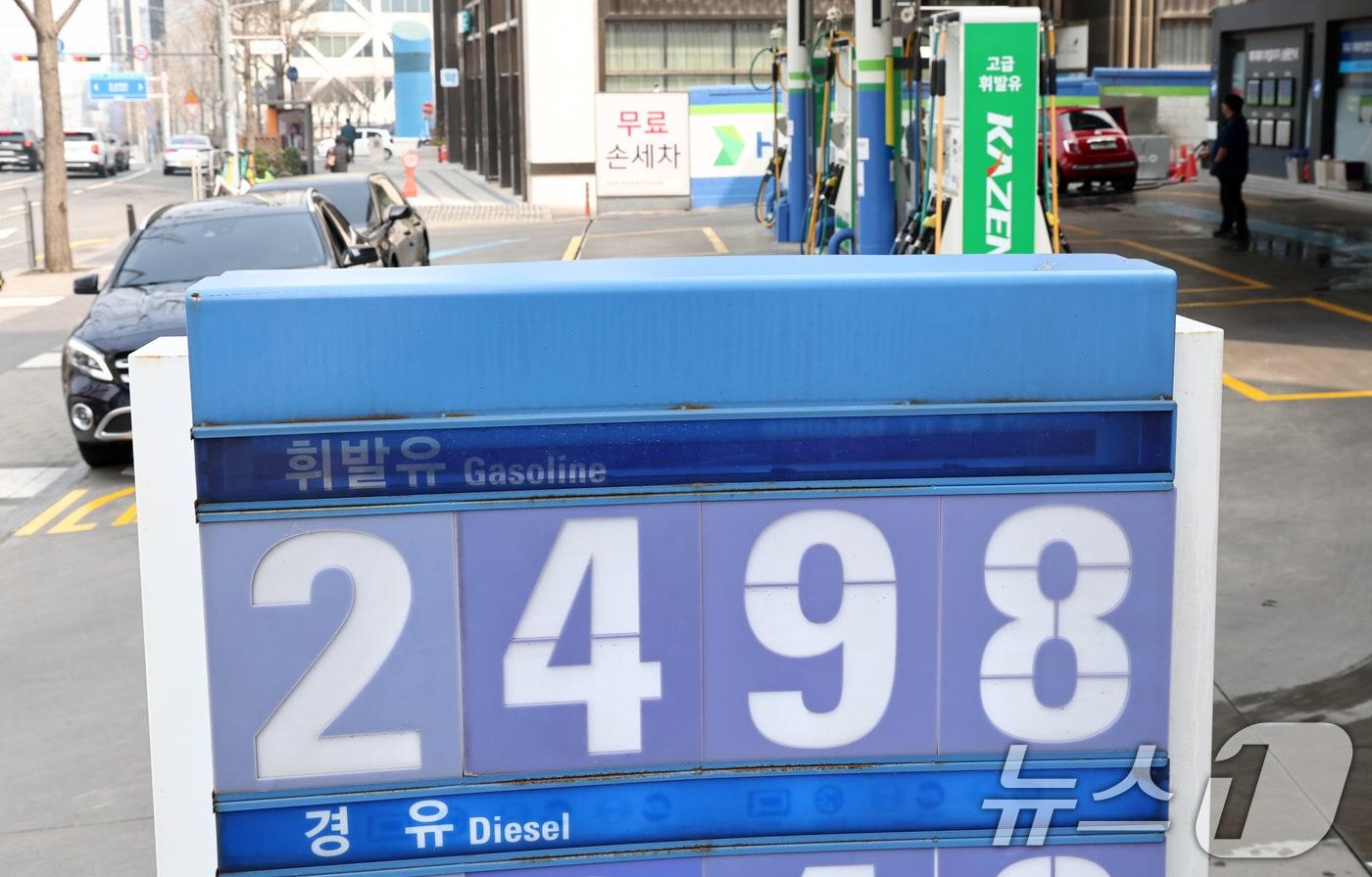 본문 이미지 - 27일 서울의 한 주유소에 휘발유·경유 가격이 표시되어 있다. 2026.3.27 ⓒ 뉴스1 최지환 기자