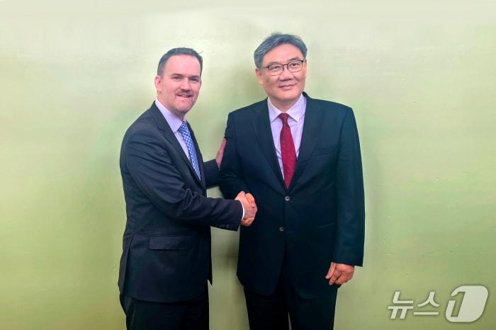 본문 이미지 - 왕원타오 중국 상무부장과 제이미슨 그리오 미국 무역대표부(USTR) 대표와 26일 카메룬 야운데에서 만났다. (중국 상무부 홈페이지)