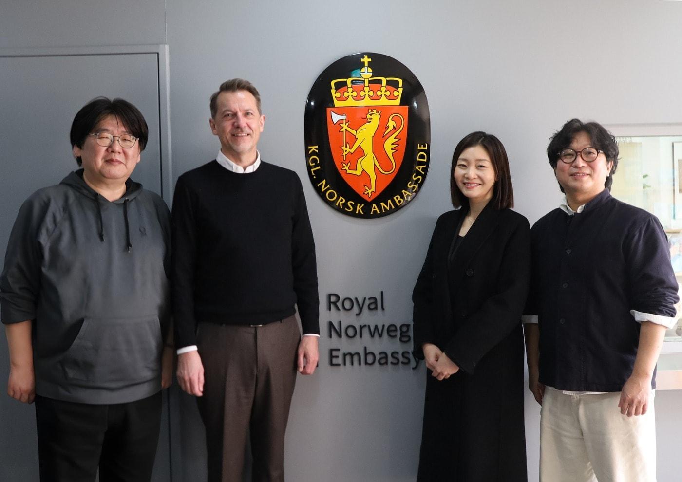 본문 이미지 - (왼쪽부터) 이강선 연출, 투르 하우그 참사관, 김영미, 박봉수 PD