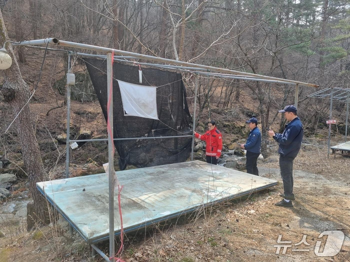 본문 이미지 - 최수천 동부지방산림청장(사진 왼쪽)이 산림 계곡 주변 불법시설물 현장을 단속하고 있다.(동부산림청 제공, 재판매 및 DB 금지) 2026.3.27/뉴스1