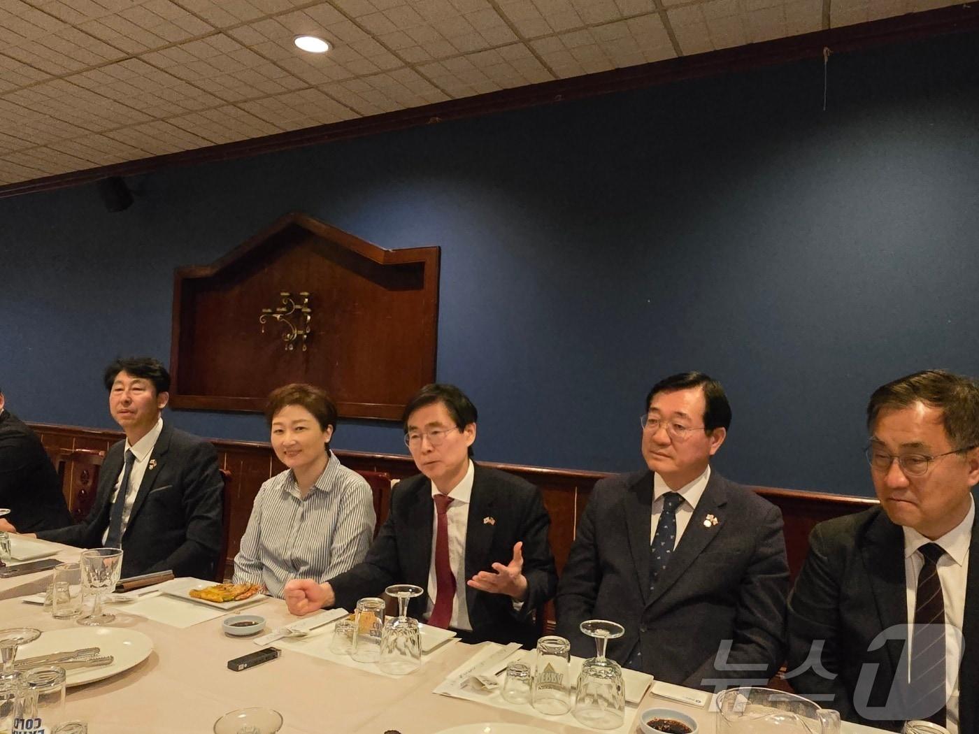 본문 이미지 - 한미의원연맹 방미단 의원들이 26일(현지시간) 워싱턴DC 인근 한 식당에서 연 한국 특파원단과의 간담회에서 방미 성과에 대해 밝히고 있다. 사진 왼쪽부터 이훈기(민주), 이언주(민주), 조경태(국힘), 민홍철(민주), 최형두(국힘) 의원. 2026.03.26. ⓒ 뉴스1 류정민 특파원